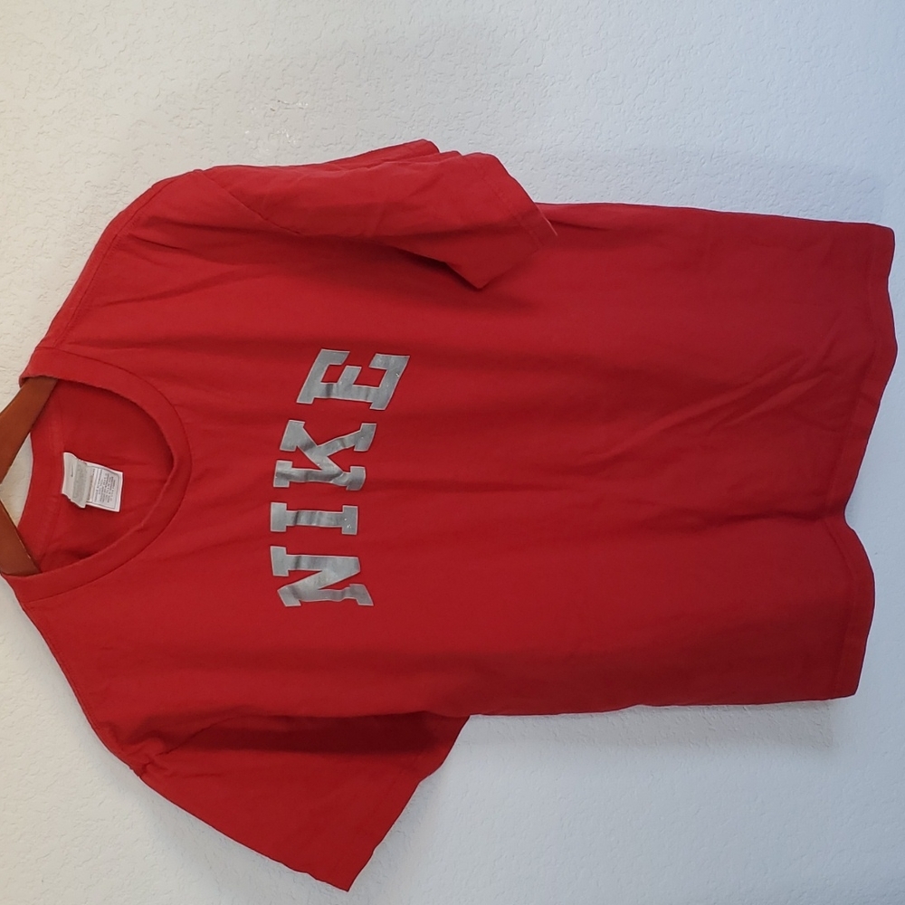 Red man's Nike T-shirt.❤